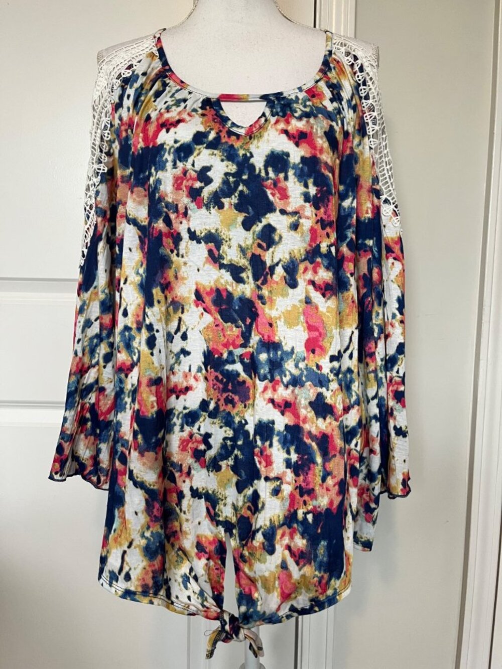 New York Laundry Floral Top Lace Shoulder Size 3X Bell Sleeve Tie Front Hem